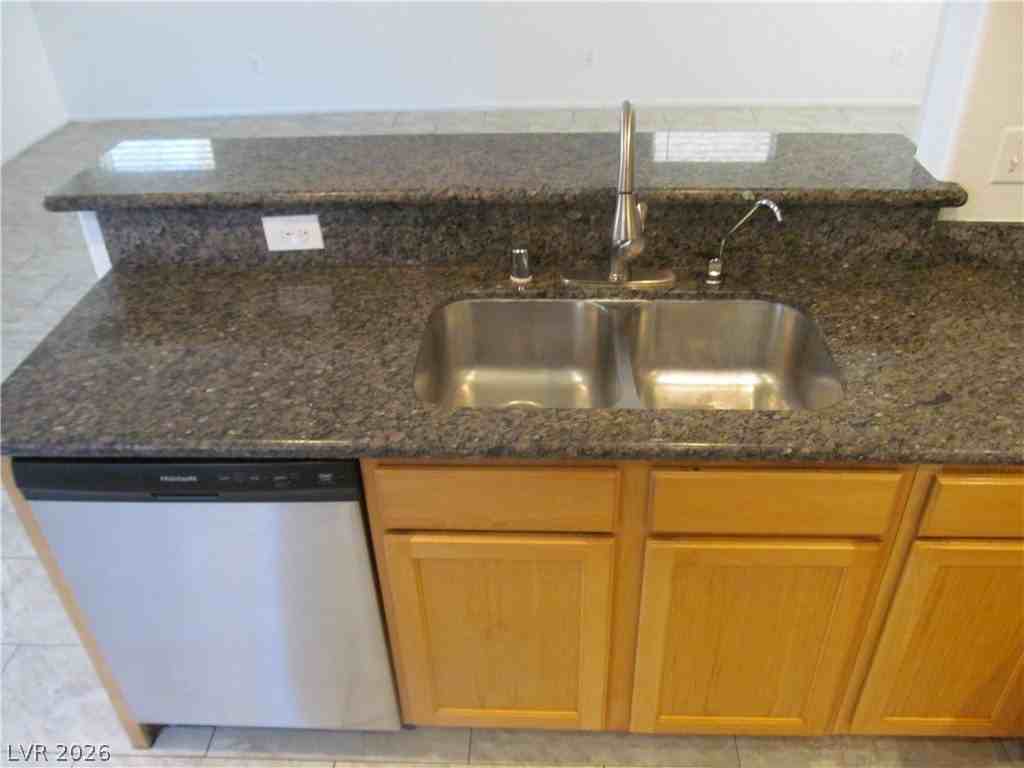 7471 Nicklin St - Photo 6 of 26