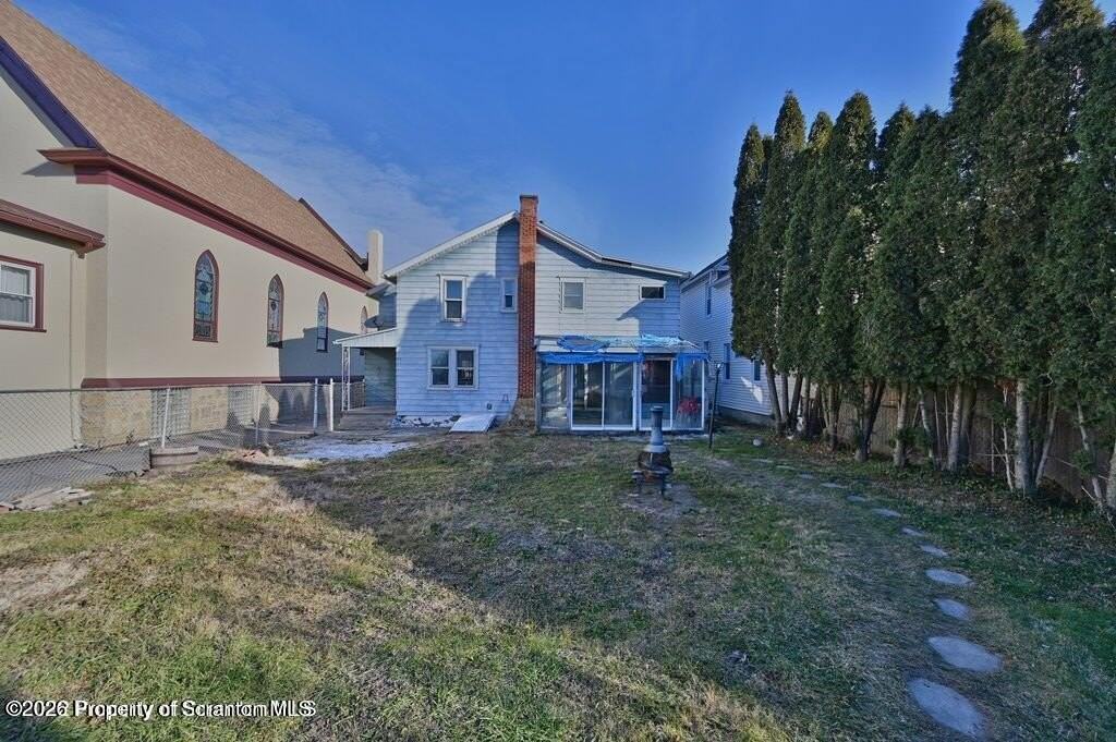 418 E Market St - Photo 3 of 17