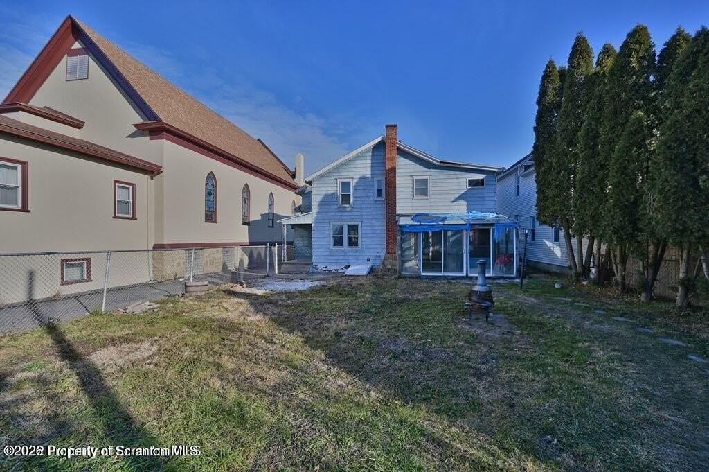 418 E Market St - Photo 4 of 17