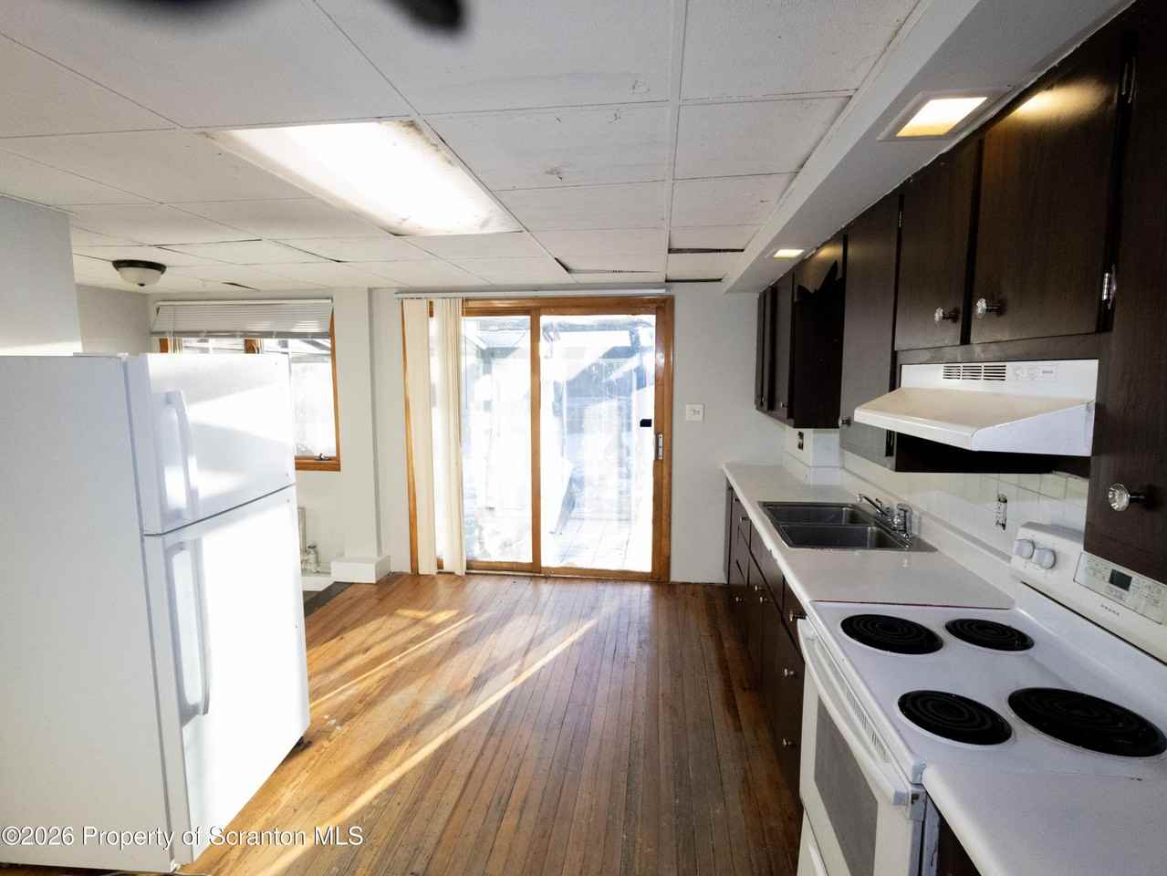 418 E Market St - Photo 6 of 17