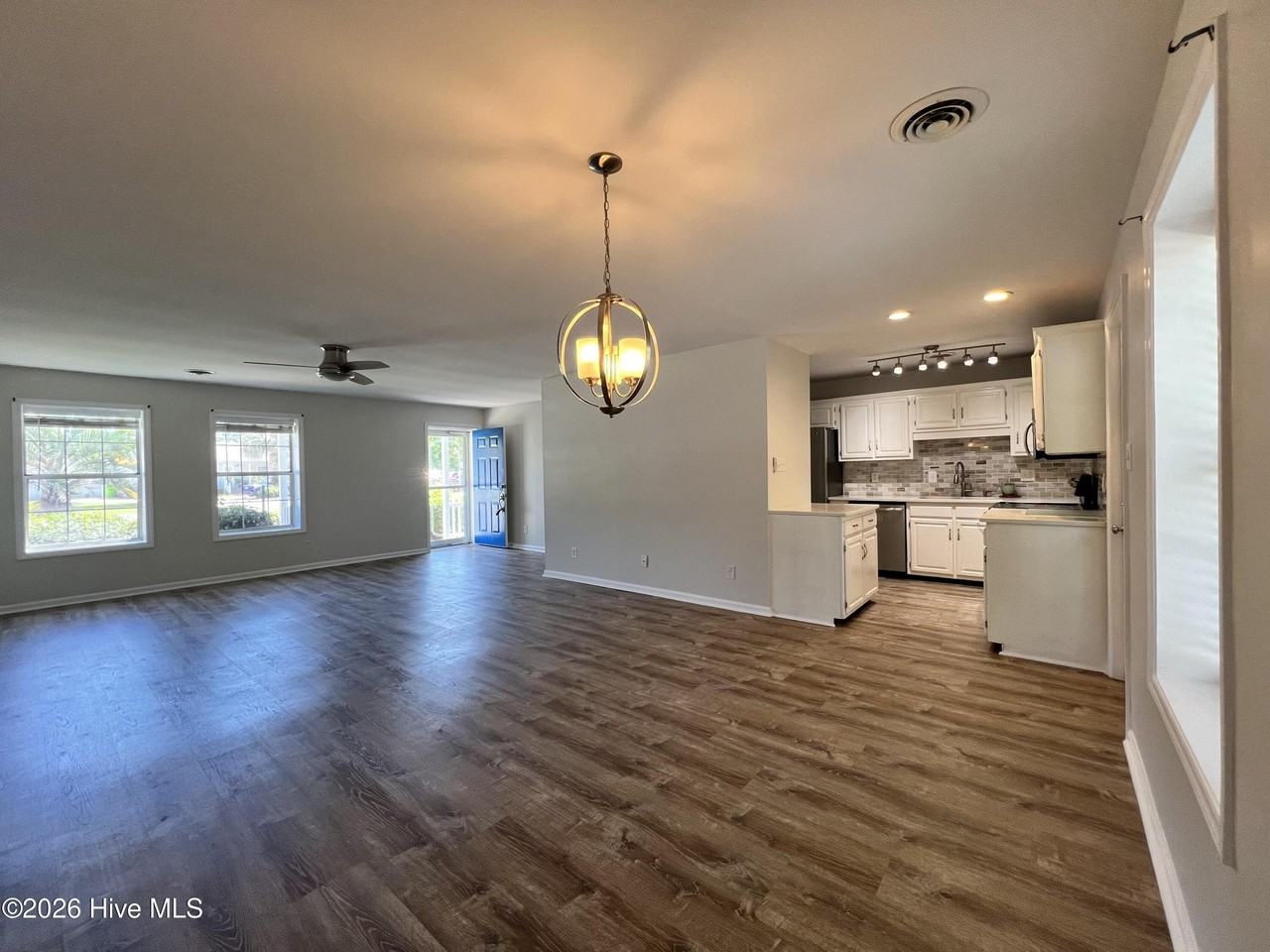 1093 Harbor Dr - Photo 4 of 19