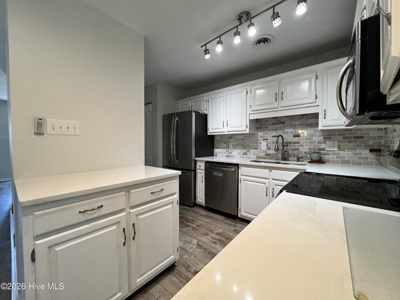 1093 Harbor Dr - Photo 5 of 19