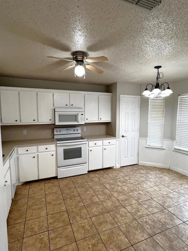 6114 7th St - Photo 3 of 16