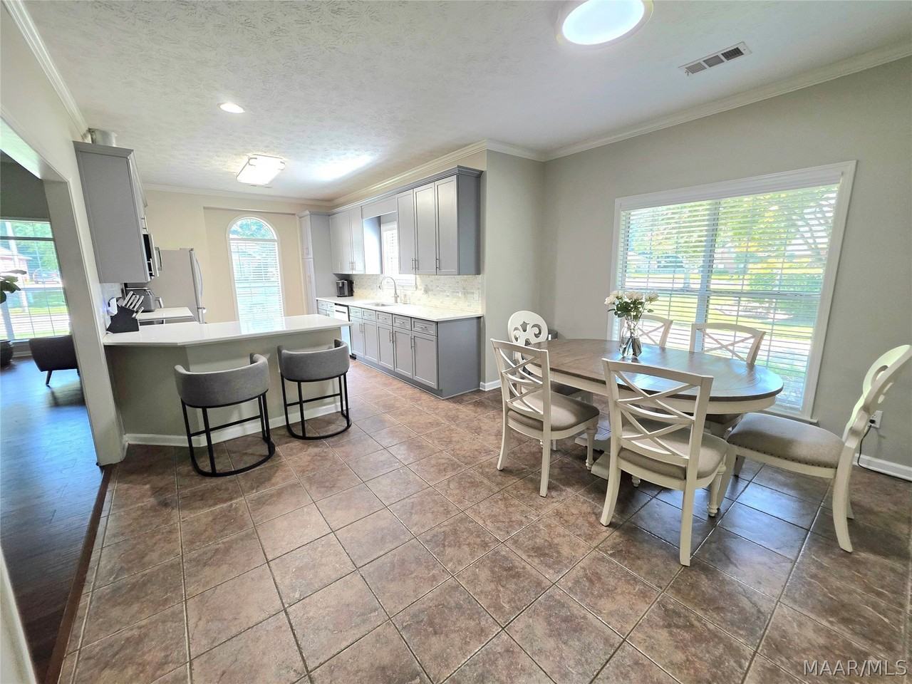 607 Forest Trl - Photo 3 of 32