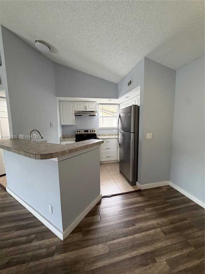 1306o0 VISTA ISLES DRIVE #221 - Photo 6 of 14