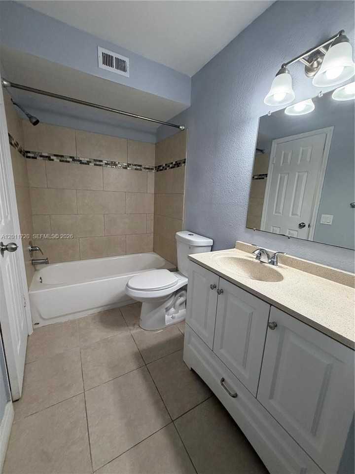 1306o0 VISTA ISLES DRIVE #221 - Photo 7 of 14