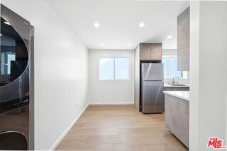333 6th Ave #D - Photo 3 of 8