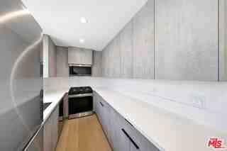 333 6th Ave #D - Photo 4 of 8