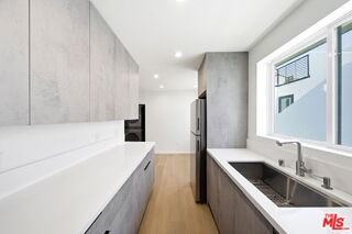 333 6th Ave #D - Photo 7 of 8