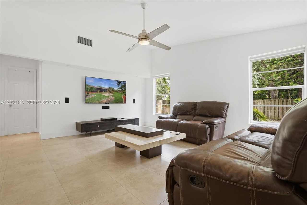 12106 Lymestone Way - Photo 4 of 36