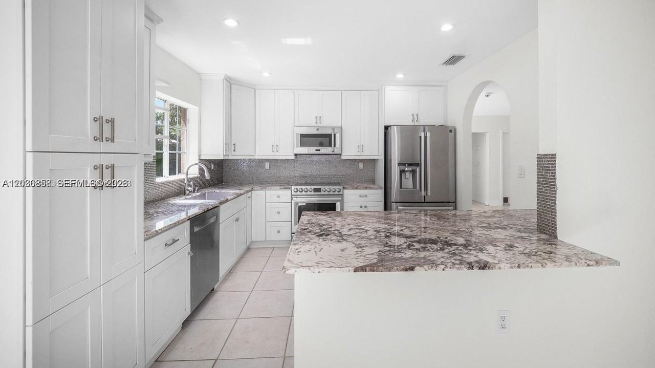 9712 Sw 213th Ter - Photo 2 of 21