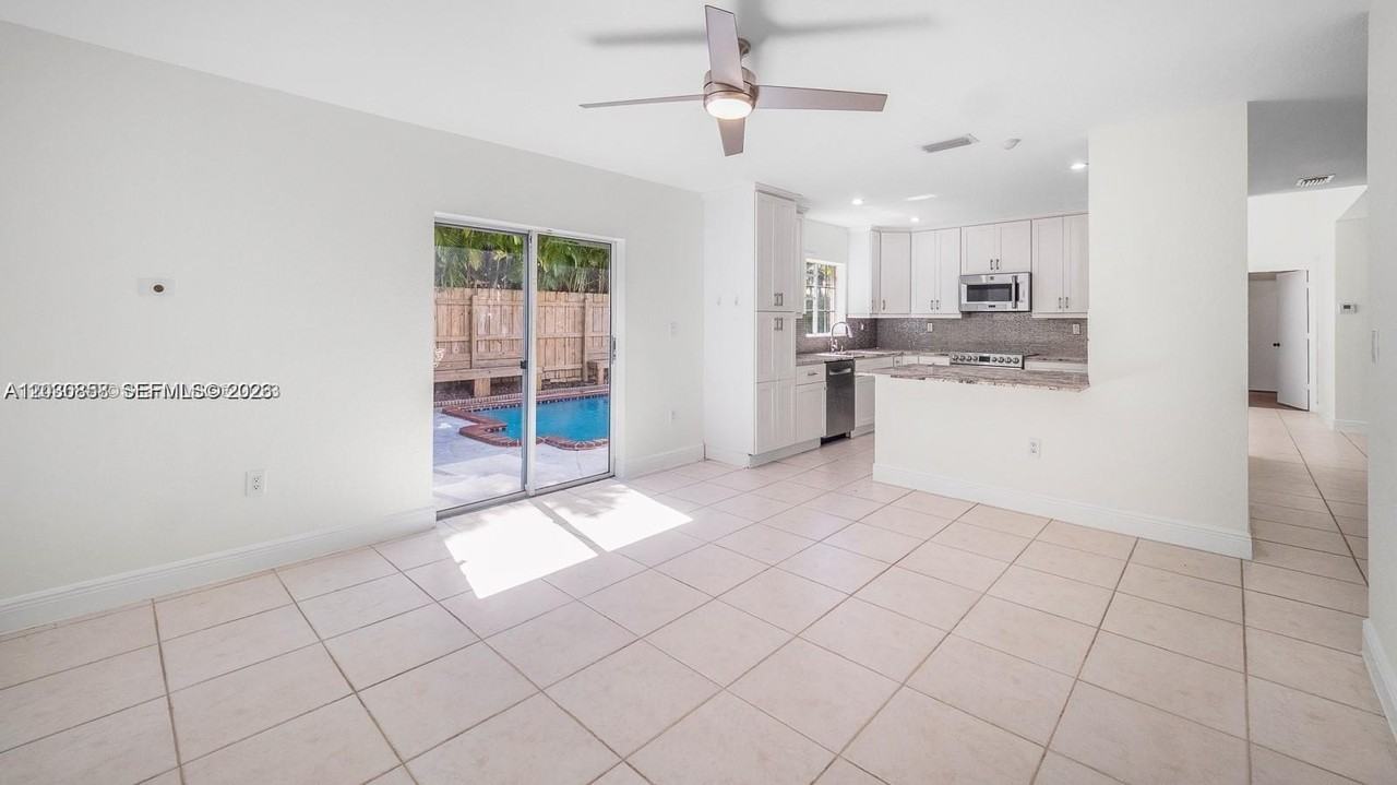 9712 Sw 213th Ter - Photo 3 of 21