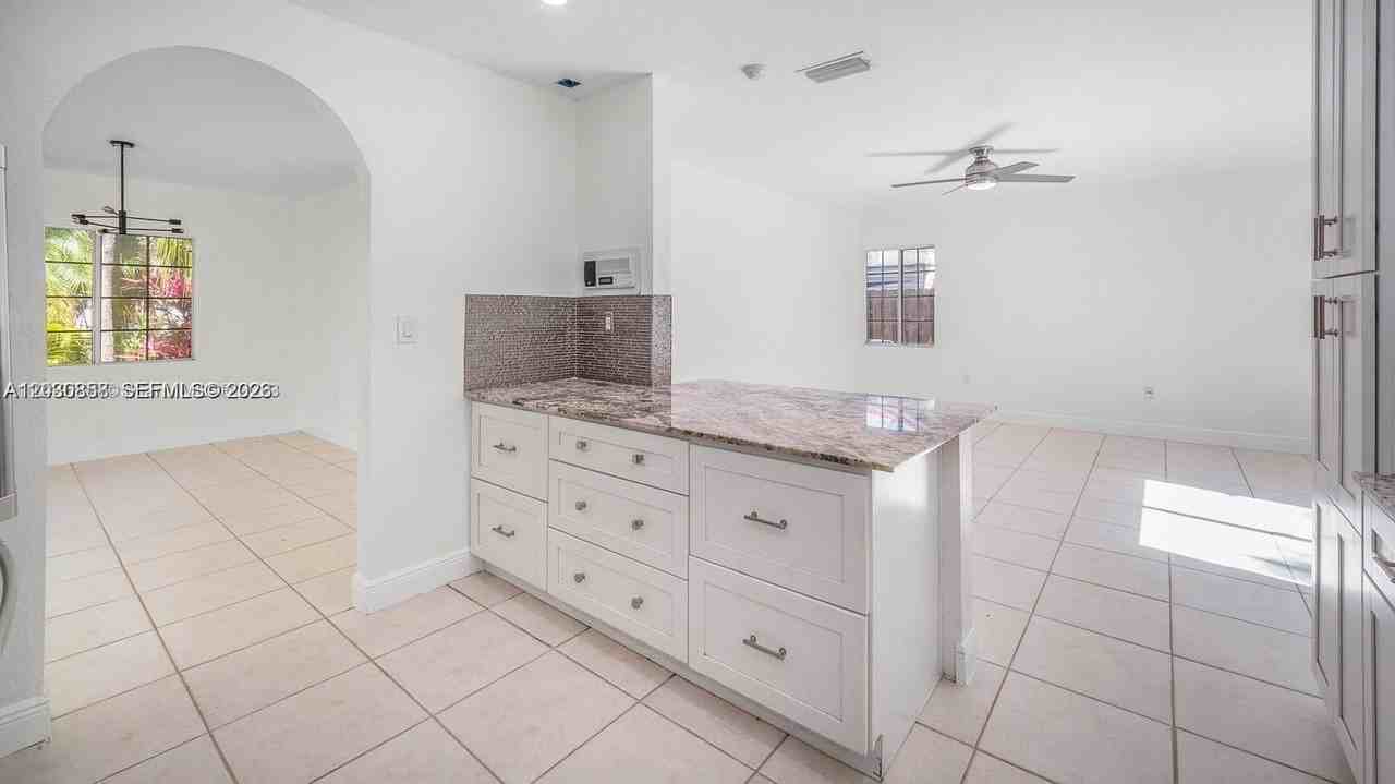 9712 Sw 213th Ter - Photo 5 of 21