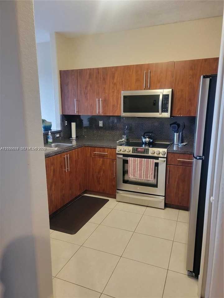 2407 Se 14th St - Photo 3 of 8