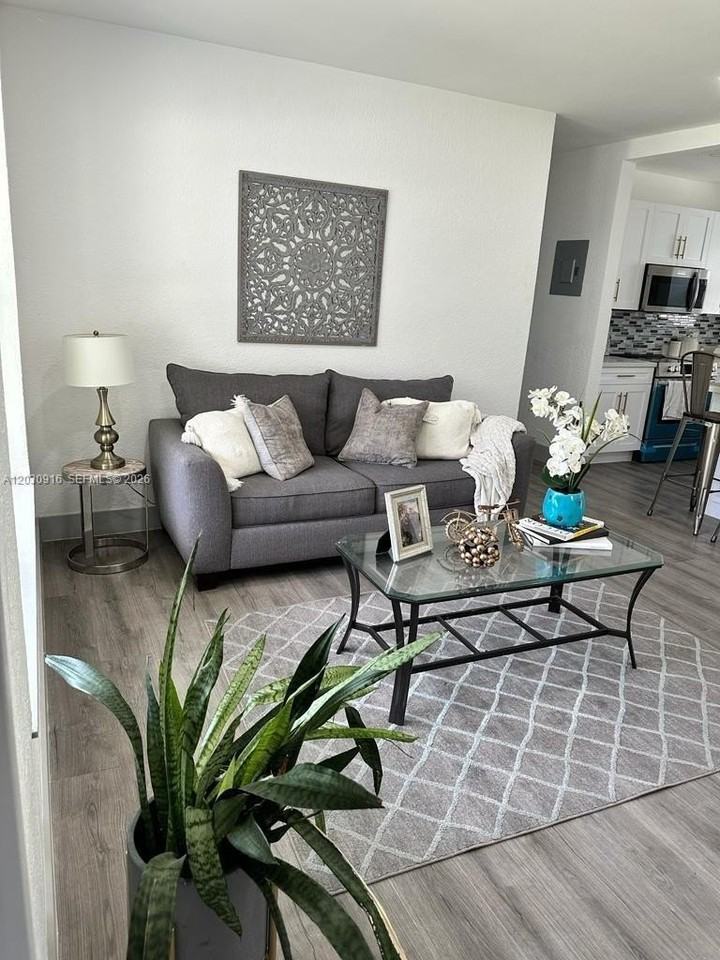 1029 Sw 1st Ave - Photo 5 of 12
