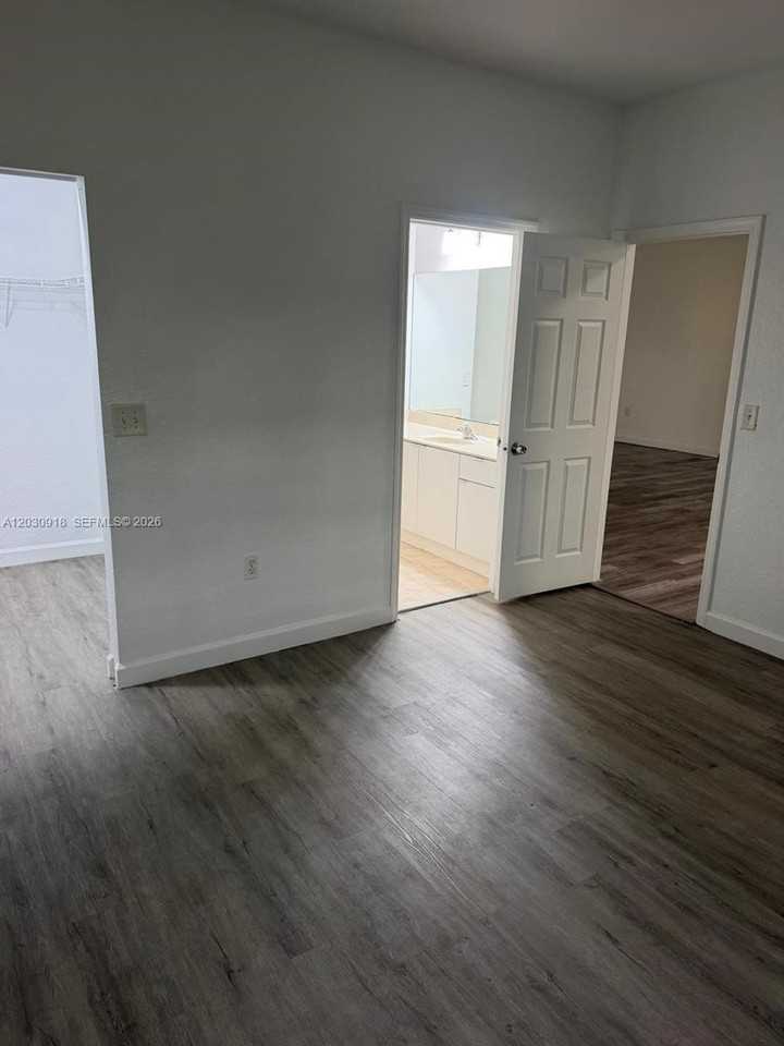 374 Ne 27th Ave #203 - Photo 4 of 24