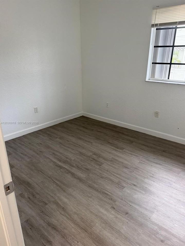 374 Ne 27th Ave #203 - Photo 5 of 24