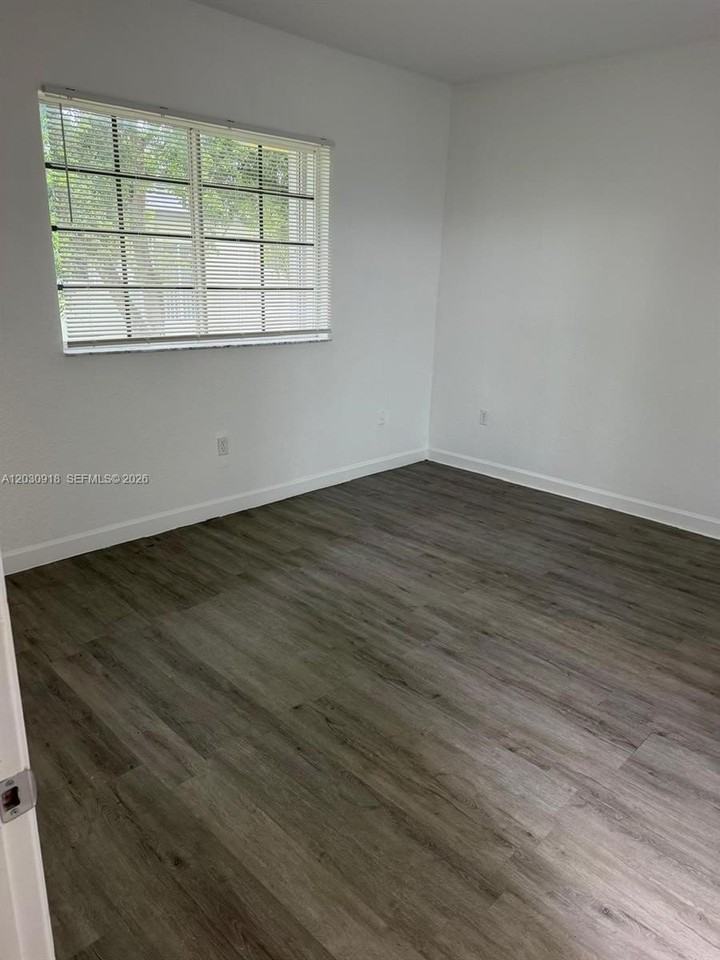 374 Ne 27th Ave #203 - Photo 6 of 24