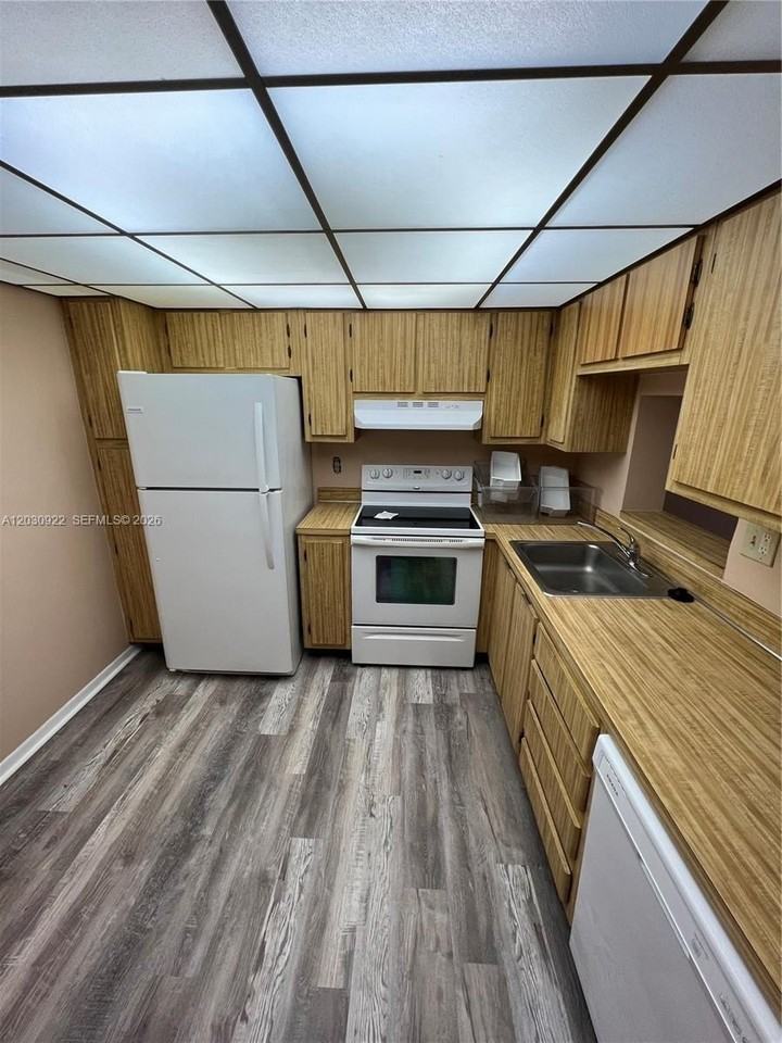 7650 W Mcnab Rd #204 - Photo 3 of 6