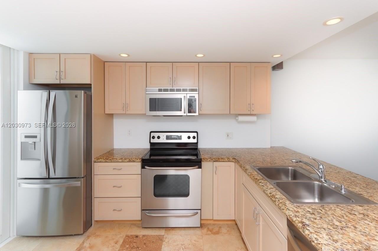 1670 Lincoln Ct #7D - Photo 7 of 9
