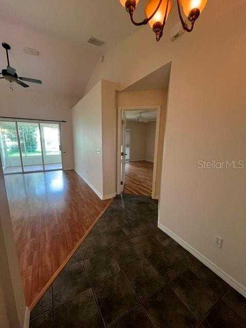 5048 Nw 35th St - Photo 7 of 34