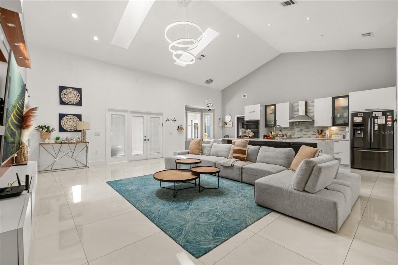 8050 Rural Retreat Ct - Photo 3 of 34