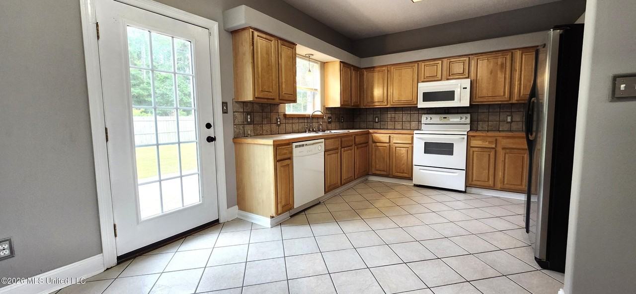 3254 Stonegate Cir - Photo 4 of 15