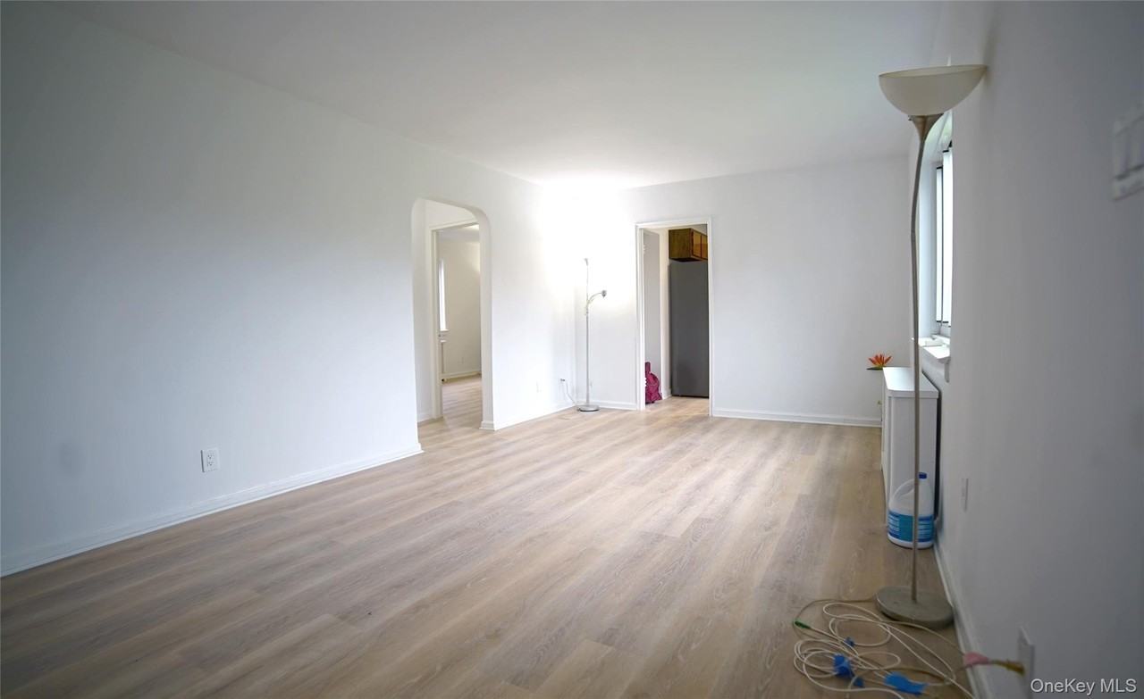 7219 Little Neck Pkwy #1stFL - Photo 3 of 15
