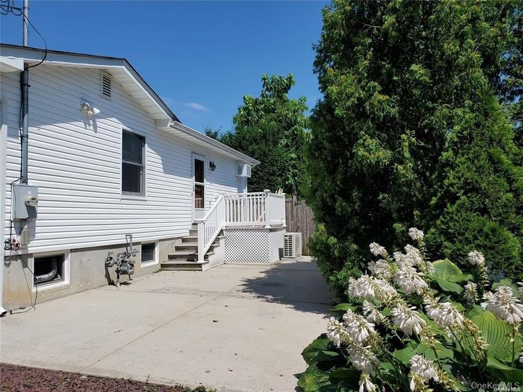 123 Maple Ave - Photo 2 of 13