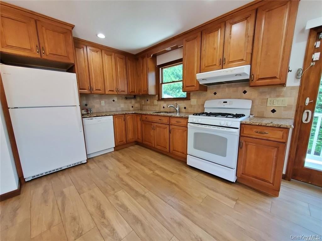 123 Maple Ave - Photo 4 of 13