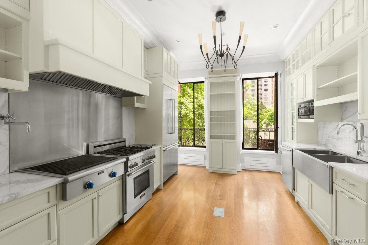 320 E 55th St - Photo 3 of 13