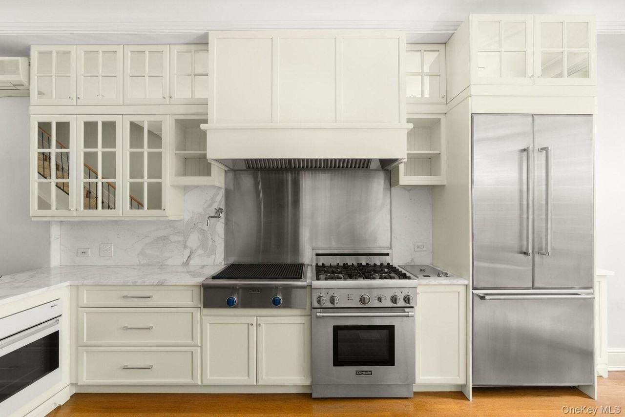 320 E 55th St - Photo 4 of 13