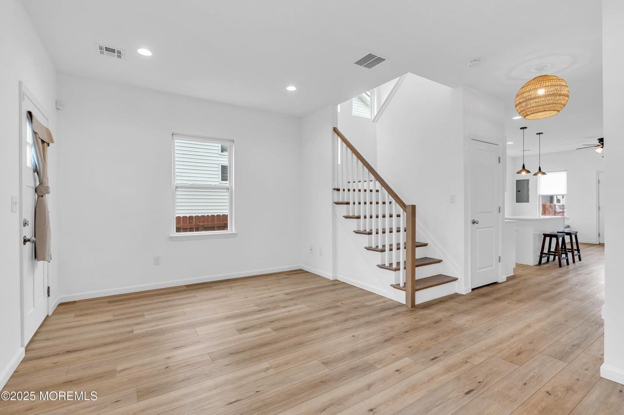 1514 Heck Ave - Photo 5 of 23
