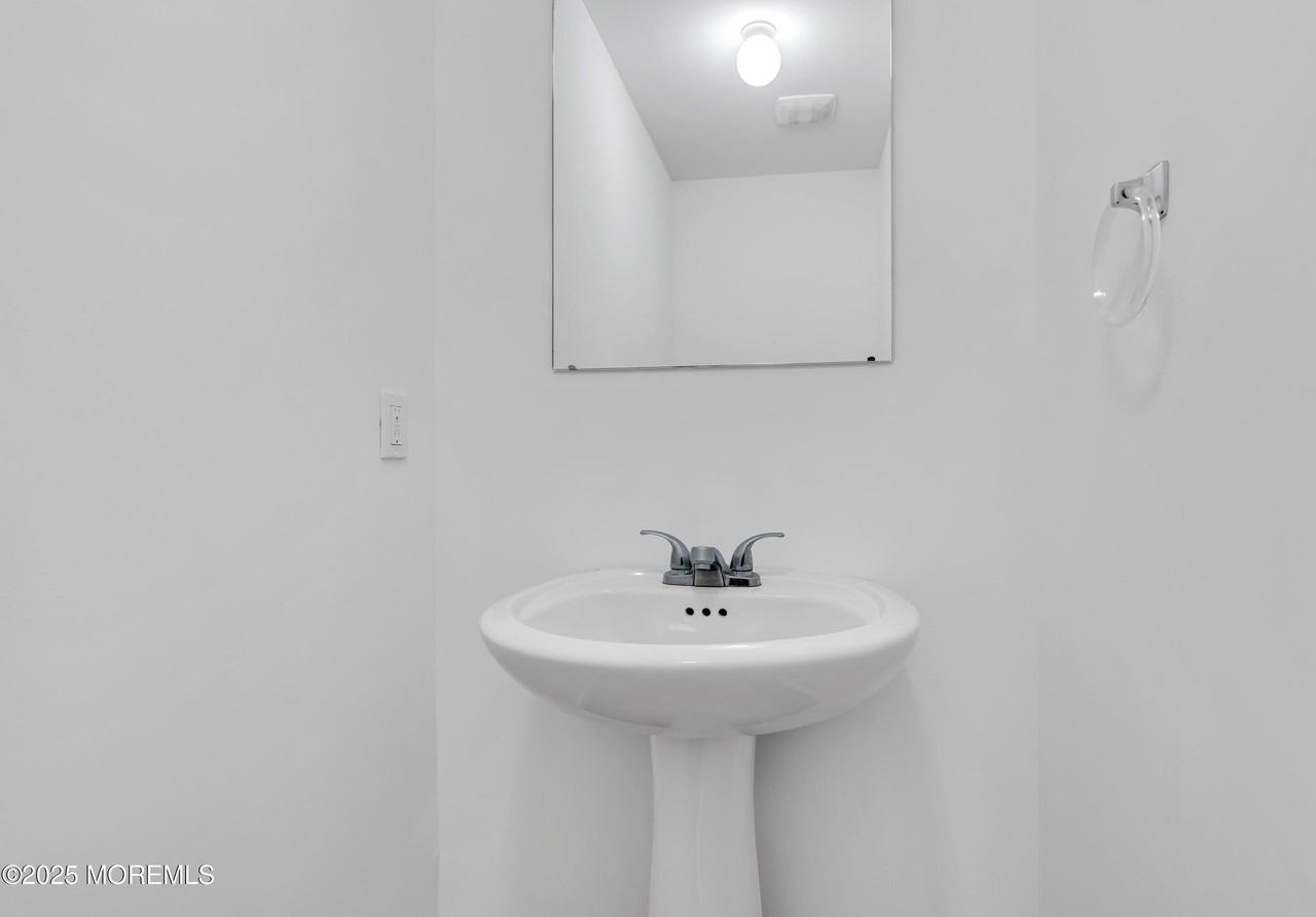 1514 Heck Ave - Photo 6 of 23