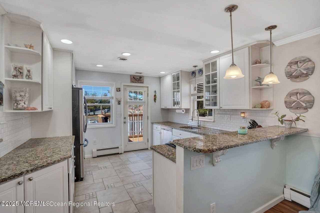 559 Dow Ave - Photo 3 of 17