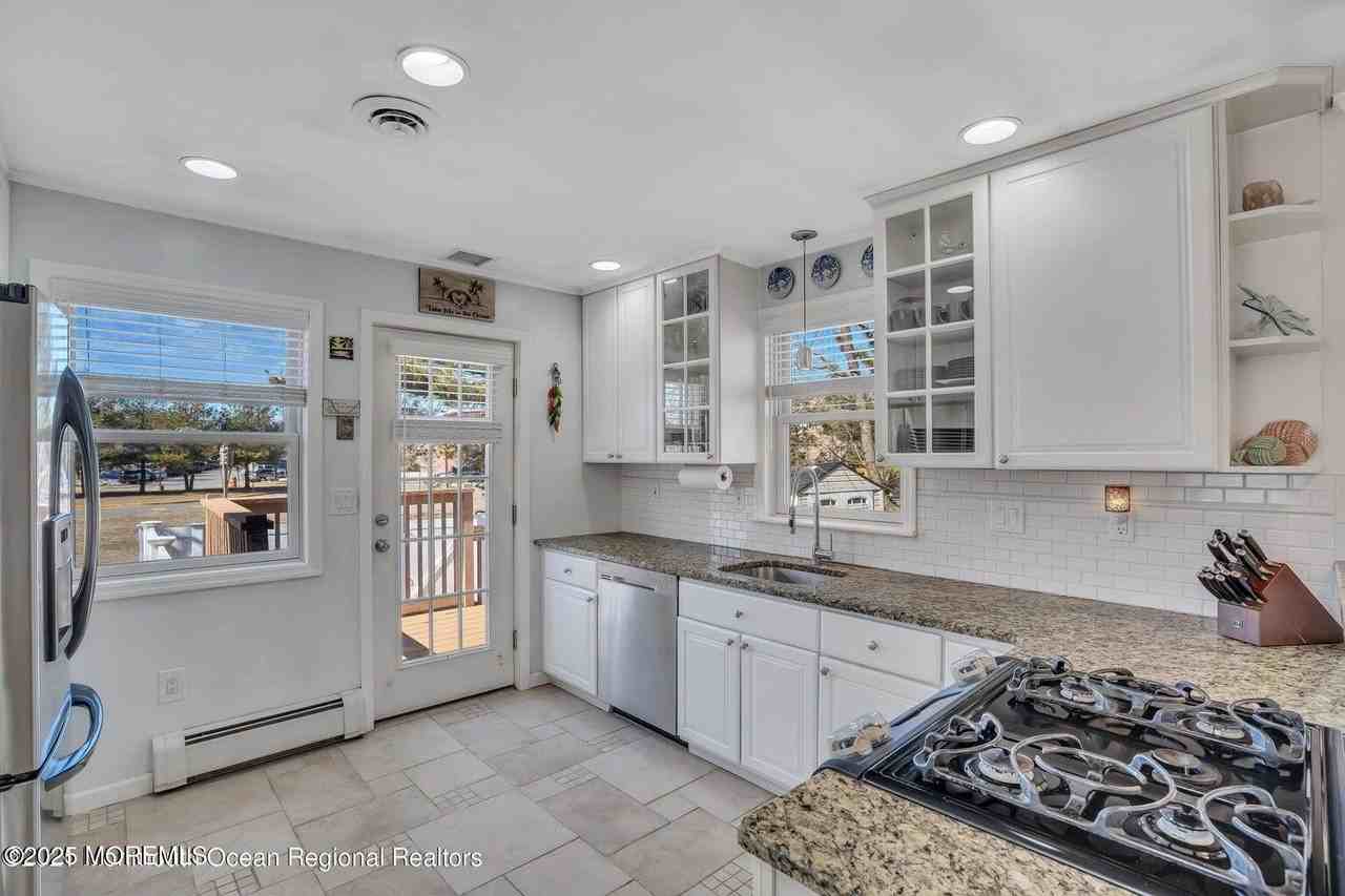 559 Dow Ave - Photo 4 of 17