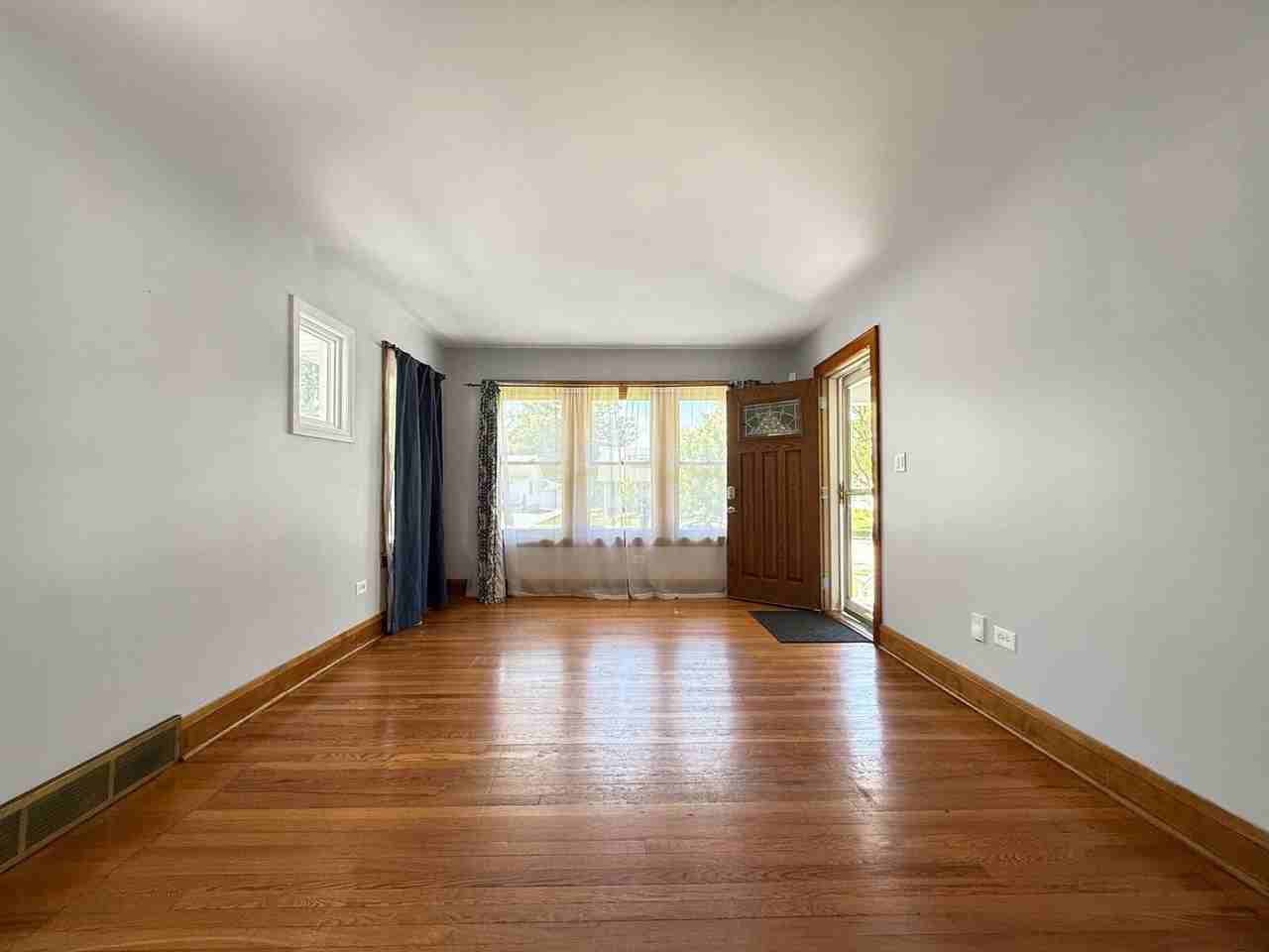 327 S Michigan Ave - Photo 3 of 15