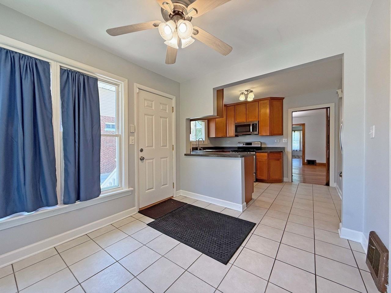 327 S Michigan Ave - Photo 5 of 15