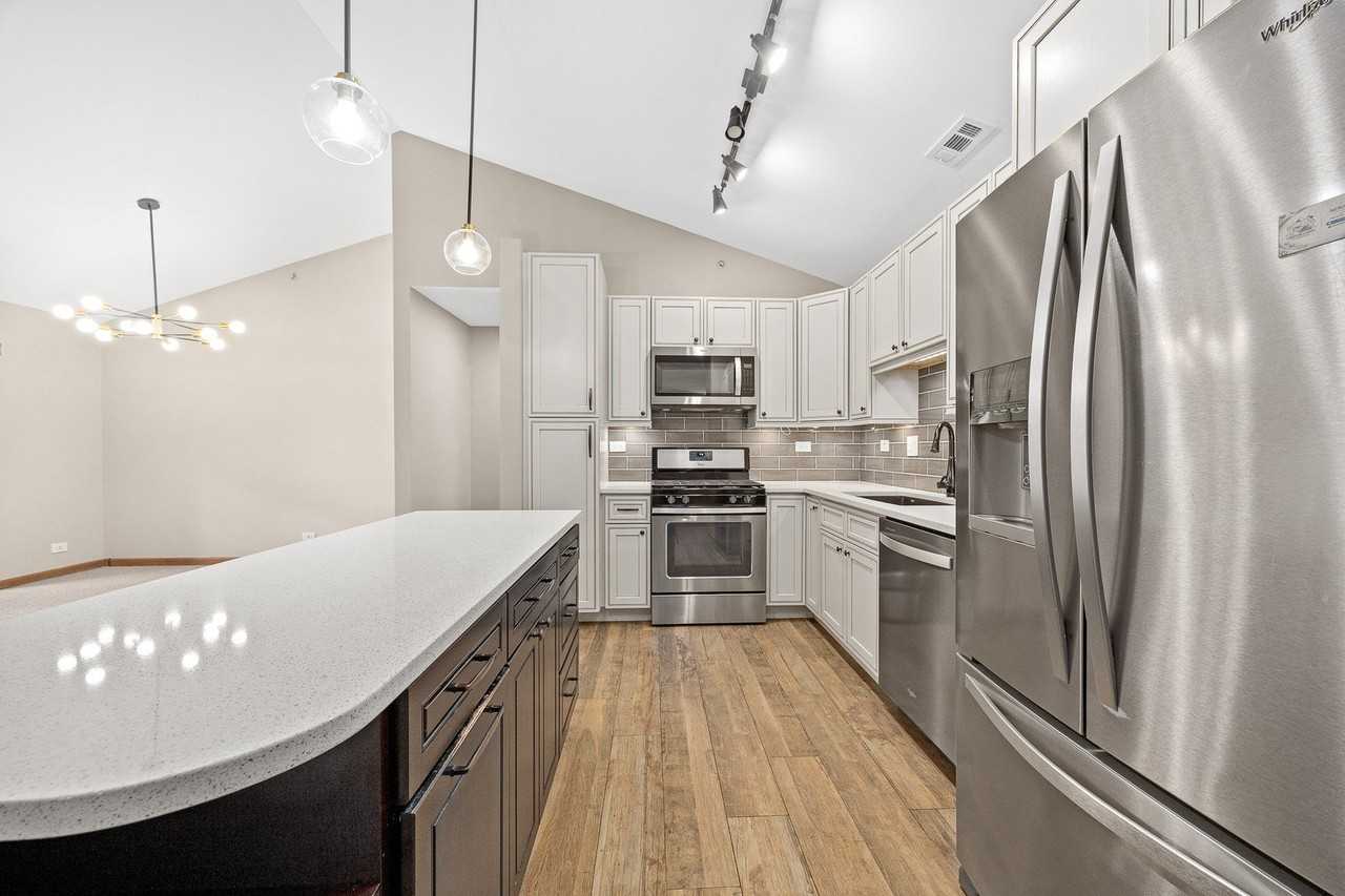 5S560 Paxton Dr #2H - Photo 6 of 29