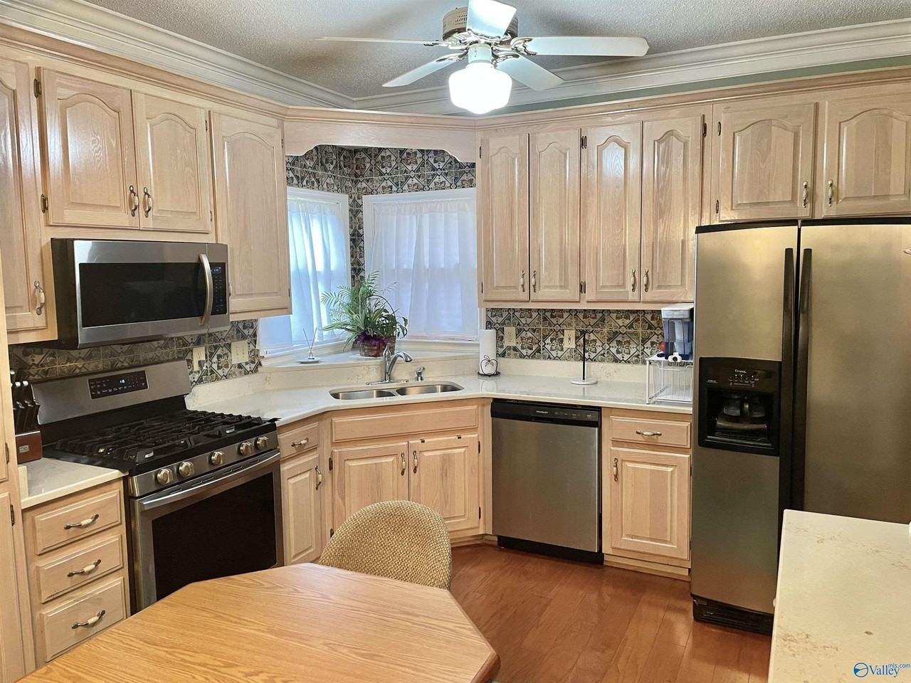 2217 Yorkshire Se - Photo 5 of 13