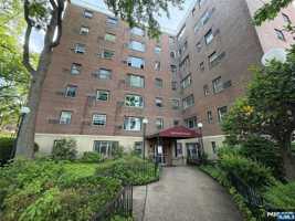 featured image of 2345 Linwood Ave #5G