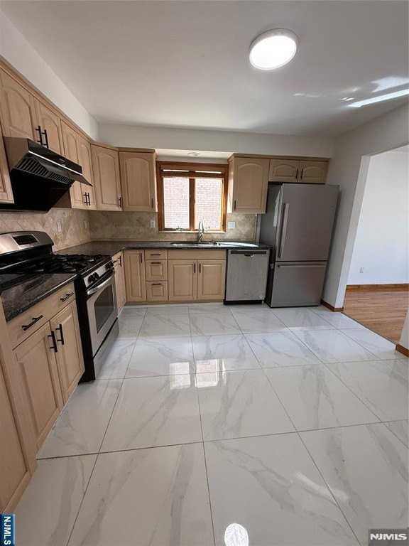 477 3rd St #B - Photo 4 of 14