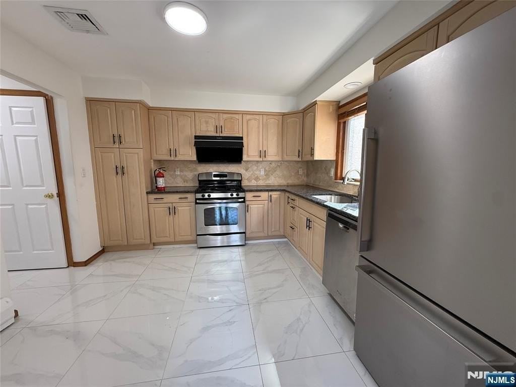 477 3rd St #B - Photo 5 of 14
