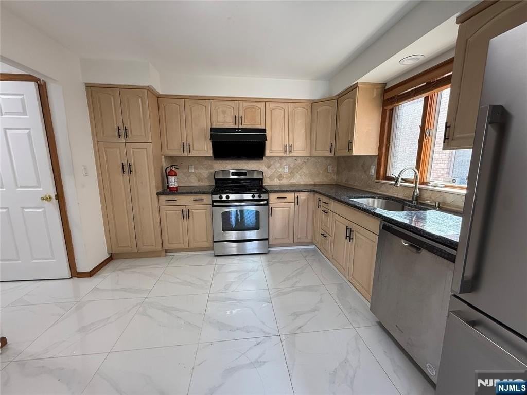 477 3rd St #B - Photo 6 of 14