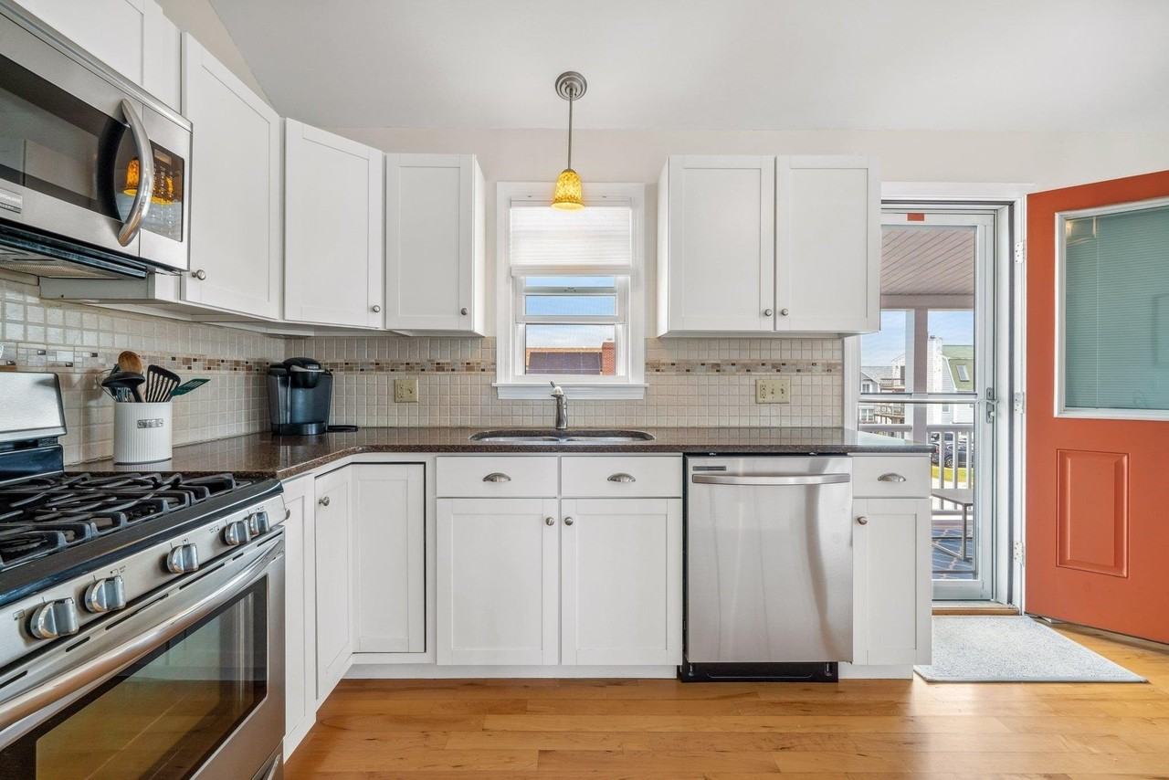 131 Franklin St - Photo 7 of 36