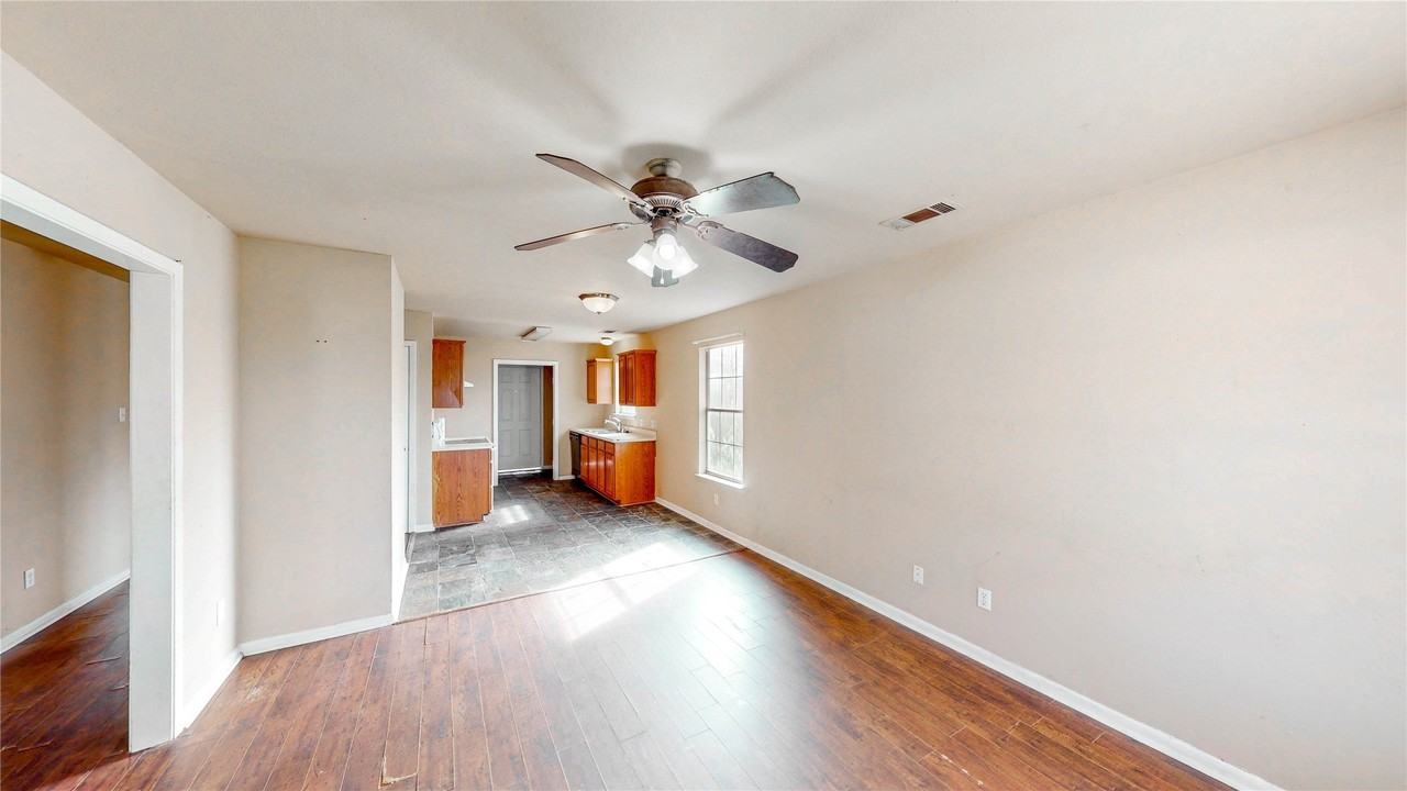 701 E College St - Photo 4 of 22