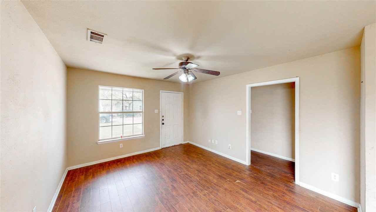 701 E College St - Photo 5 of 22