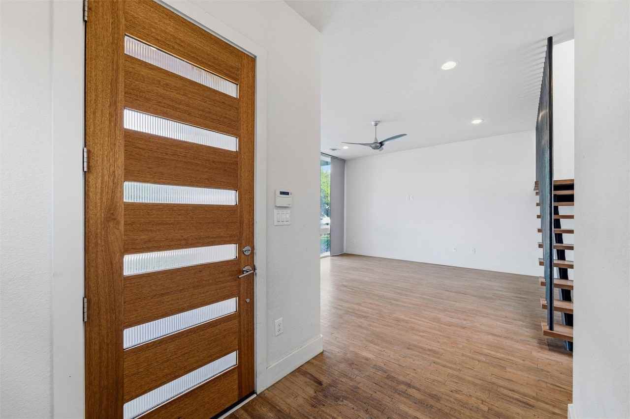 207 Adrian Dr - Photo 4 of 26