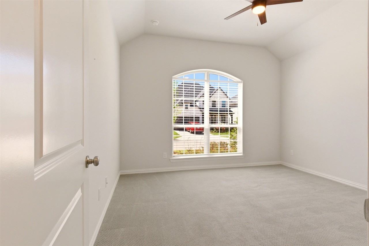 549 Cedarwood St - Photo 4 of 24