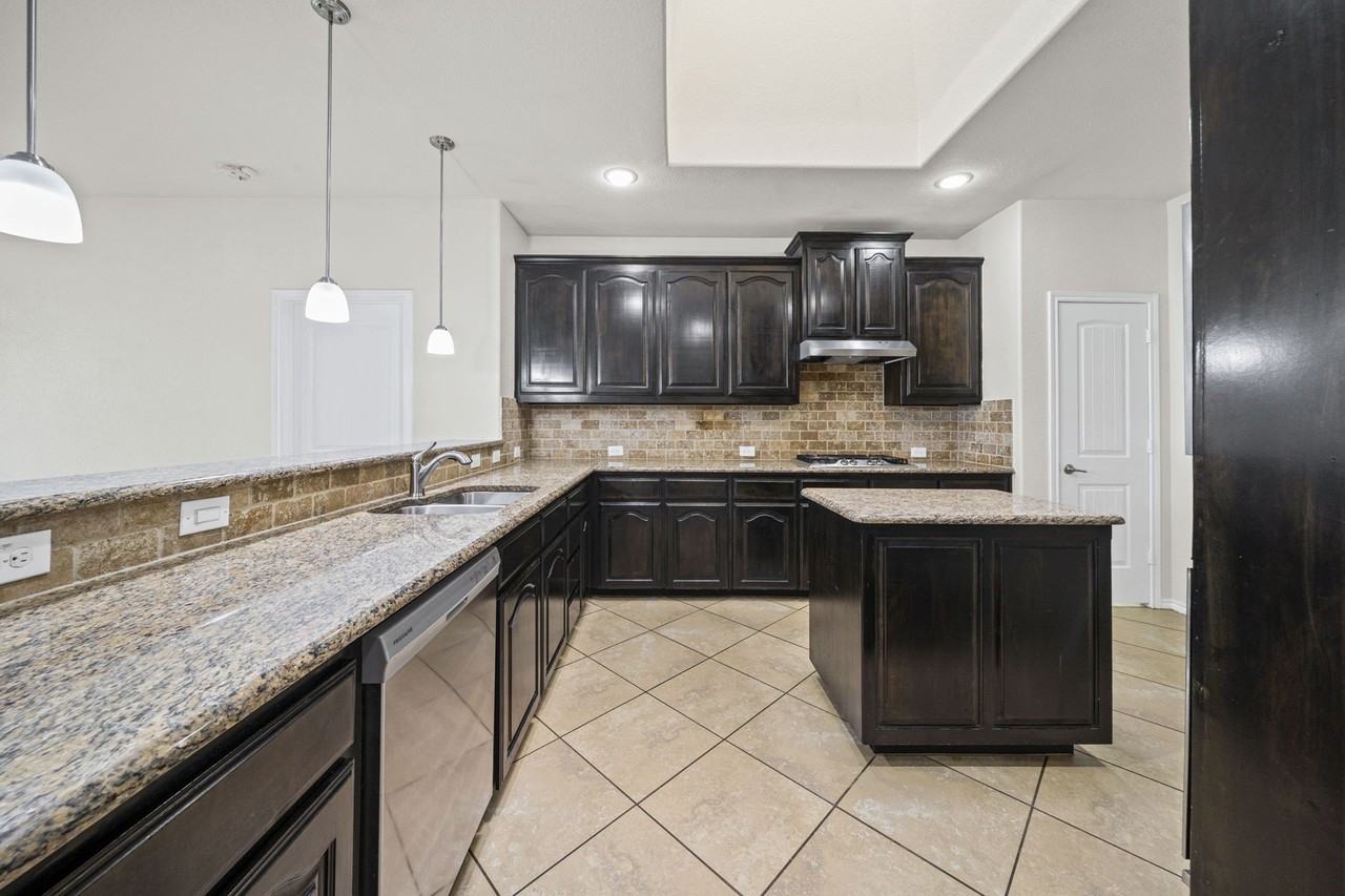1205 Crest Ridge Dr - Photo 6 of 26